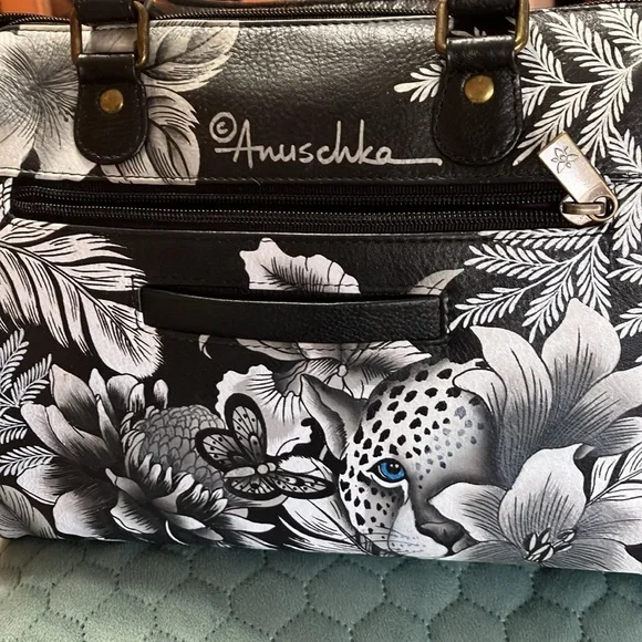 Anushka zip around satchel Cleopatra’s leopard - Picture 10 of 16